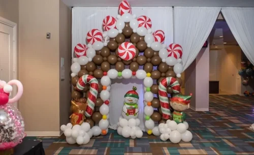 agingerbread+house+with+mints+and+a+snowman+made+of+balloons-1920w