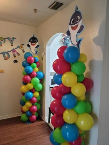 babyshark+balloon+columns+near+an+entryway-1920w