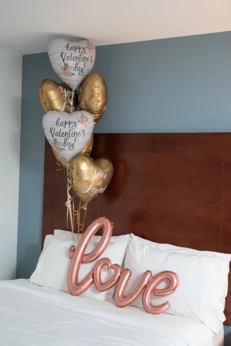 balloonbouquet+on+a+bed+in+the+shape+of+hearts+with+foil+love+lettering-1920w