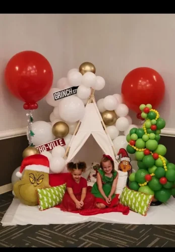 girlsposing+in+front+of+a+christmas+tree+made+of+balloons-1920w