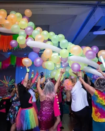 neonballoon+party+with+people+celebrating-1920w
