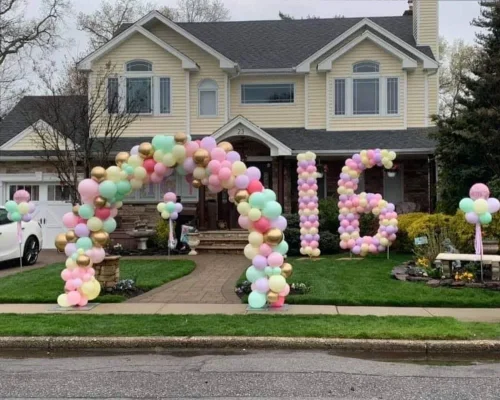 pastelballoon+arch+with+a+number+16+made+of+balloons+in+front+of+a+house-1920w